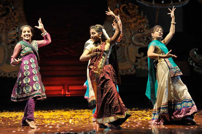 インドの踊り、バリで披露
