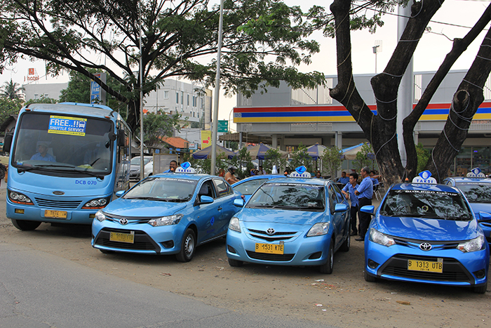 日本顔負けのサービス　インドネシアのタクシー業界　集客に無料バス導入、運転手ポイント制も
