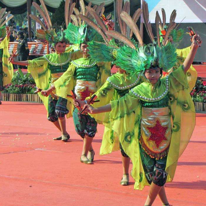 踊るスラバヤ　第１２回よさこい祭り　１３００人が熱気の渦に