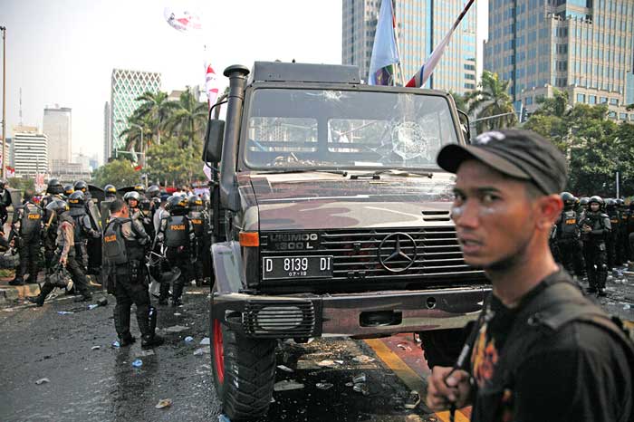 プラボウォ派デモの軍用車　１台２０億ルピア