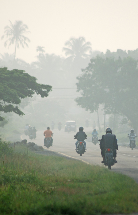 煙霧で道路視界低下　来月上旬まで警戒必要