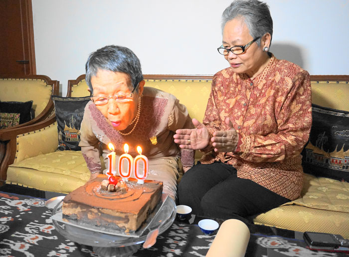 長田さん、１００歳誕生会　首相からのお祝い状贈呈