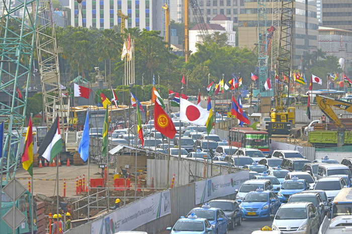 １０９参加国の　国旗ずらり　タムリン通り