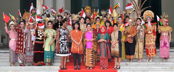 各国首脳夫人ら見学　テキスタイル博物館