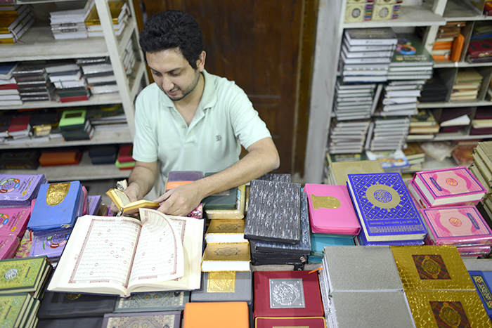 ラマダンは書き入れ時　コーラン専門店主の笑み　中央ジャカルタカンプンバリ