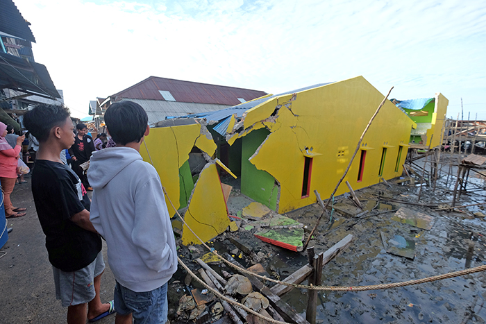 北カリマンタンでＭ６．１　民家の屋根崩落