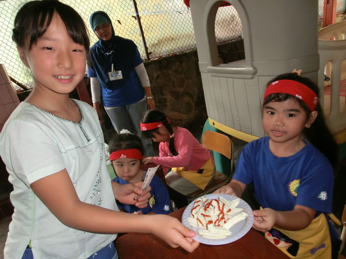 ちびっこ店員接客　「いらっしゃいませ」　ＢＪＳ幼稚園カフェ