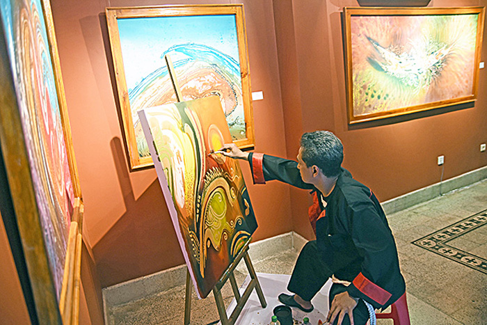 バティックの絵画展　東ジャワ州スラバヤ
