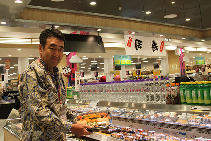 イオン開店１周年　来客数年間１２００万人　庶民にも手応え　「寿司ゴレン」開発　建設中のニュータウン取り込みへ