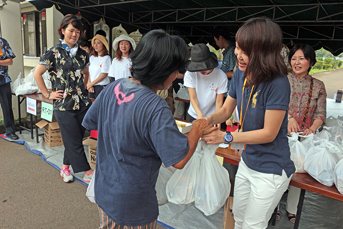 近隣にスンバコ贈る　ＪＪＳ・ＰＴＡ、１９回目