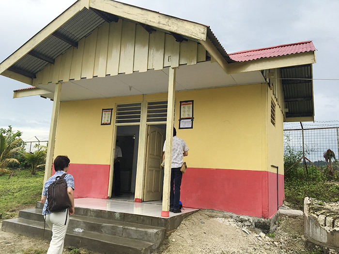 草の根でトイレ新設　パプア州の９小学校