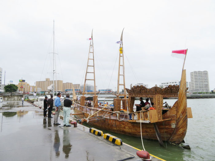 マジャパヒト号、那覇到着　古代の日イ交流を実証　豪雨と１０メートルの高波乗り越え