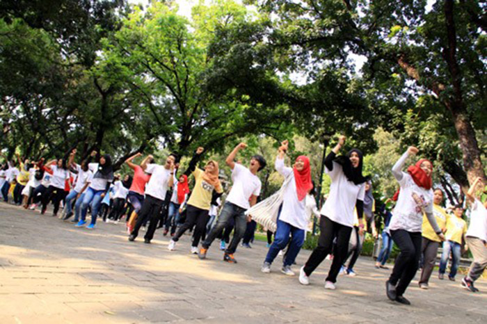 １５０人の歌声、公園に　ｅｎ塾　　ダンスで独立祝う