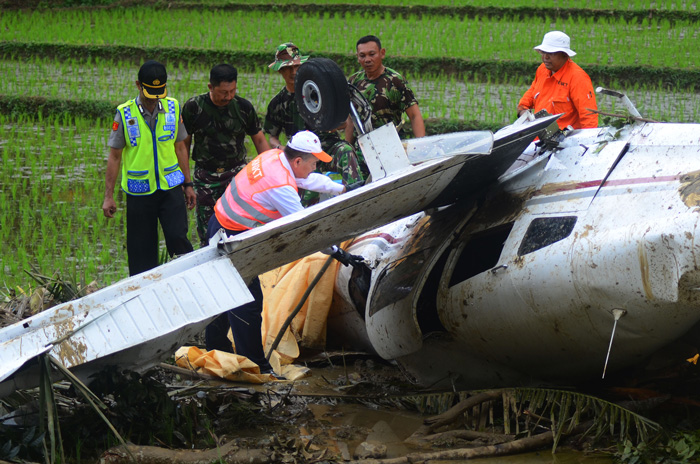 エンジントラブル　訓練機が緊急着陸　タシックマラヤ