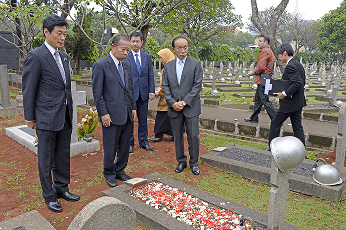 二階幹事長ら参拝　カリバタ英雄墓地