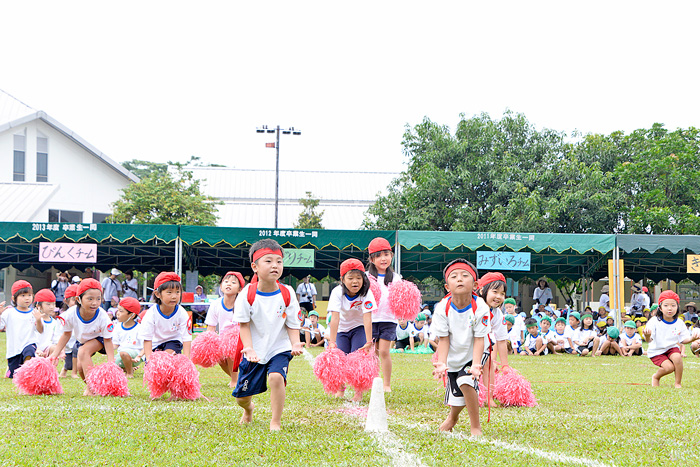 はだしで笑顔で諦めず　ＪＪＳ幼稚部　６チーム２００人が運動会