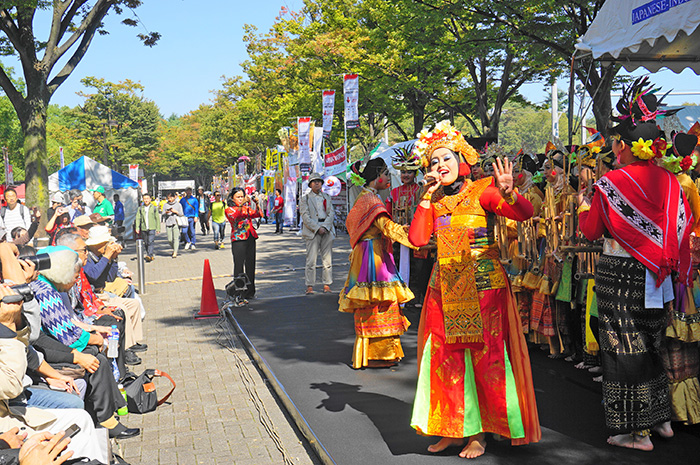 代々木に響くアンクルン　日イ市民友好フェスに１０万人