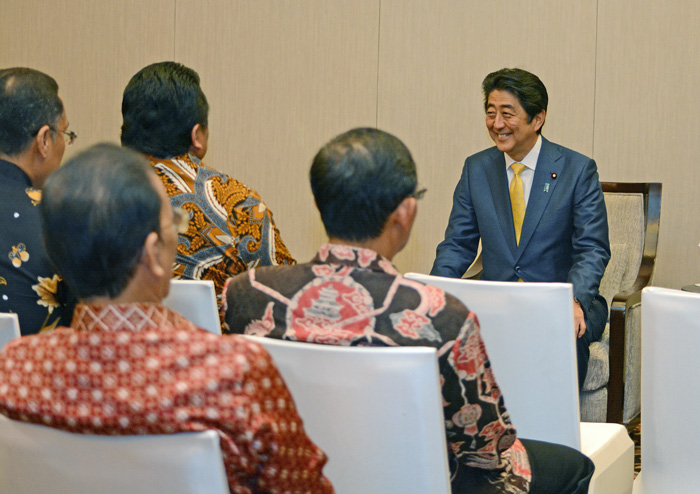 首相、友好貢献に謝意　元留学生ら　協力分野で要望も