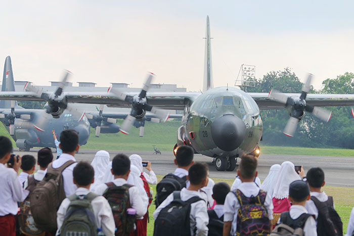 ☆小学生が軍用機を見学