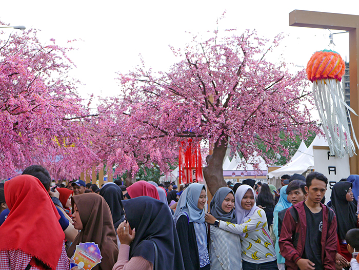 「飽きない祭りに」　チカラン　さくら祭りにぎわう