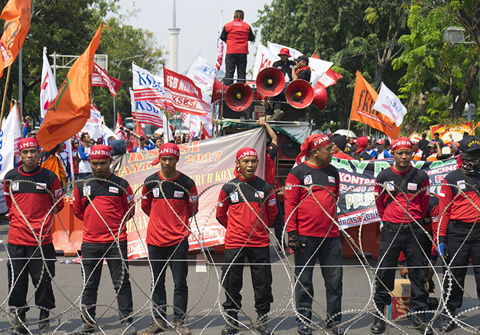 メーデー、２００万人行進　「最賃算出方法の改定を」