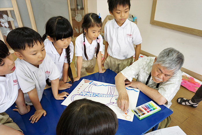 思い思いの絵描こう　元小学校教諭の２人が　園児・児童１３人を指導