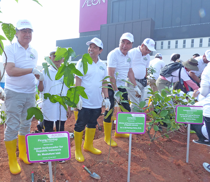 地域と調和した環境を　イオン　１０００人が植樹