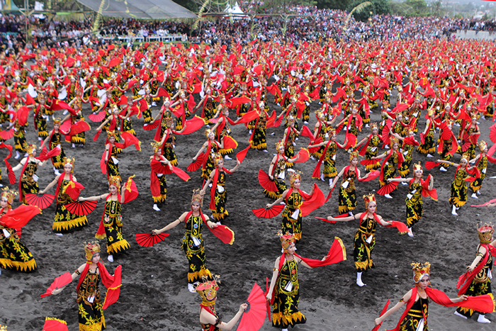 １２８６人が伝統舞踊披露　バニュワンギ県の海岸で