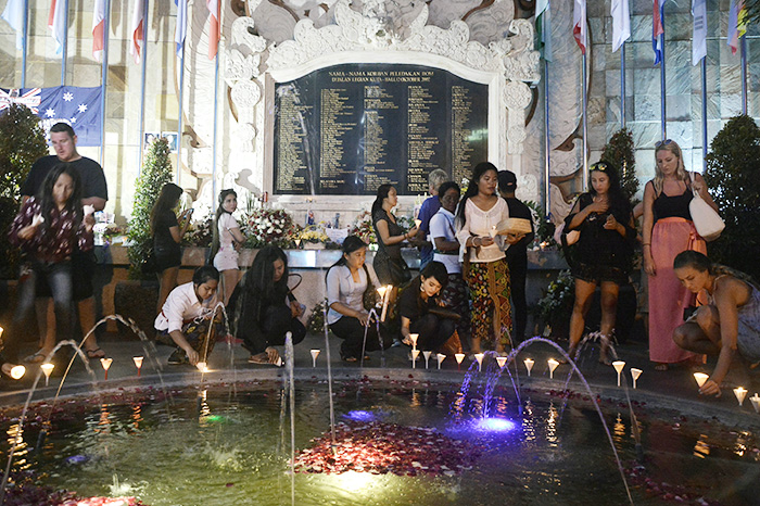 バリ爆弾テロから１５年　犠牲者を悼む