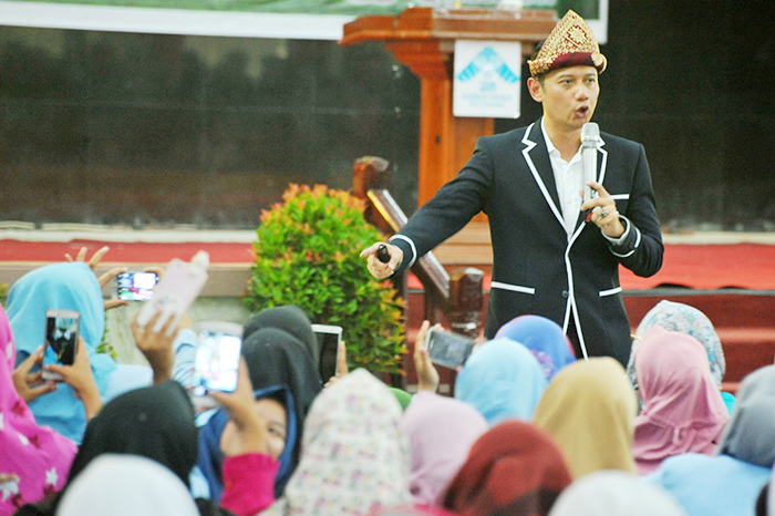 ☆アグス氏、大学で講演