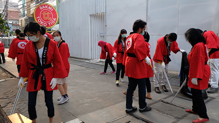 ＣＳＲで道路清掃　インドネシア東急会