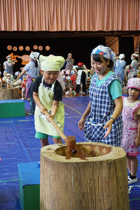 ＪＪＳ幼稚部　それ、ぺったんこ！　園児２００人が餅つき