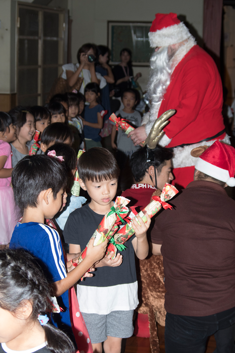 サンタに大はしゃぎ　ＪＪＳ幼稚部で　クリスマス会