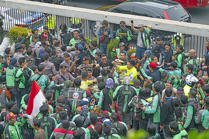 早期の法整備求めデモ　国会前　二輪運転手１万５０００人