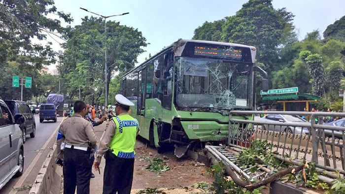 中央分離帯に衝突　歩行者１人が死亡　ＴＪバス