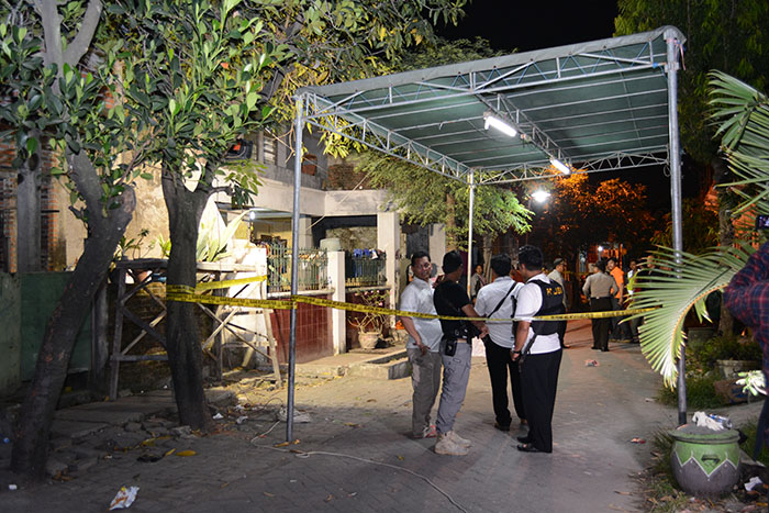 スラバヤで銃撃戦　住宅密集地に爆弾保管