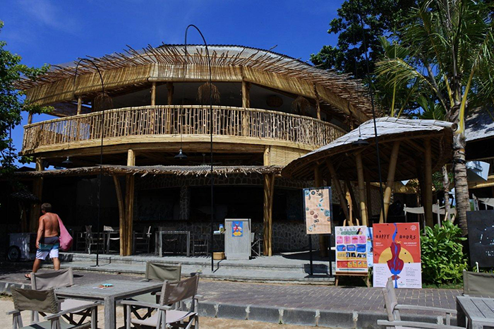 ビーチ側から見た竹の建物