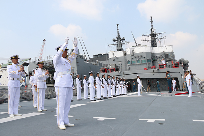 あす艦内公開　海自練習部隊が到着　プリオク港