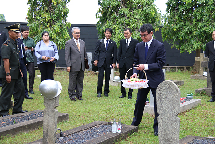 河野外相が参拝　カリバタ英雄墓地