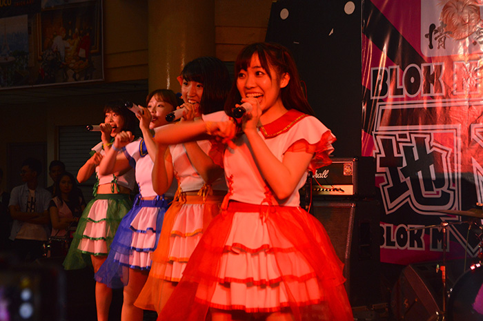 ネオブレイクは歌とダンスで会場を沸かせた=泉写す