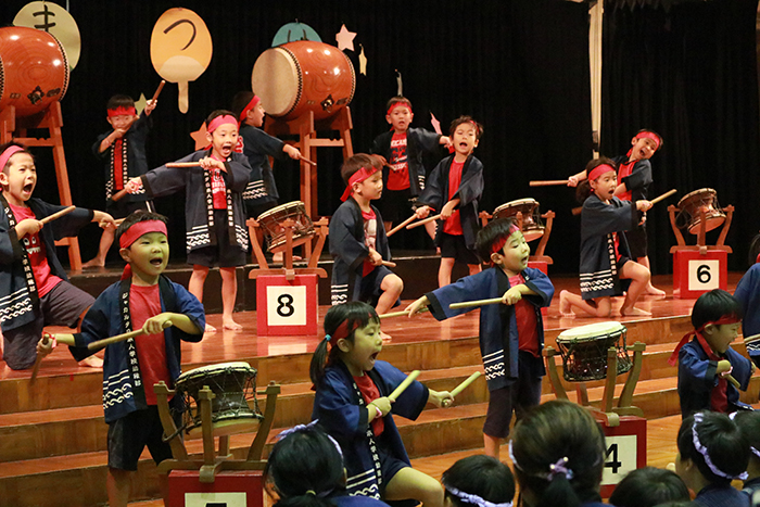 迫力ある和太鼓を披露した年長組の園児たち