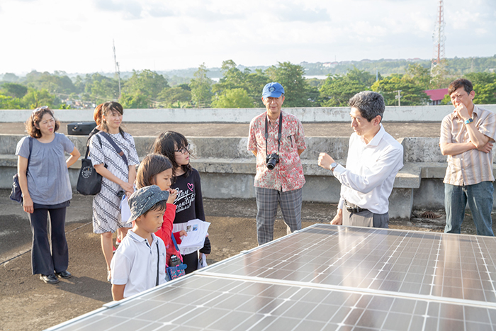 見学会で太陽光パネルの説明を受ける児童ら