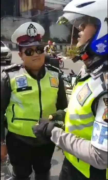 警察官に成りすますジョセフ容疑者(左)=警視庁交通管理センターのツイッターアカウントより