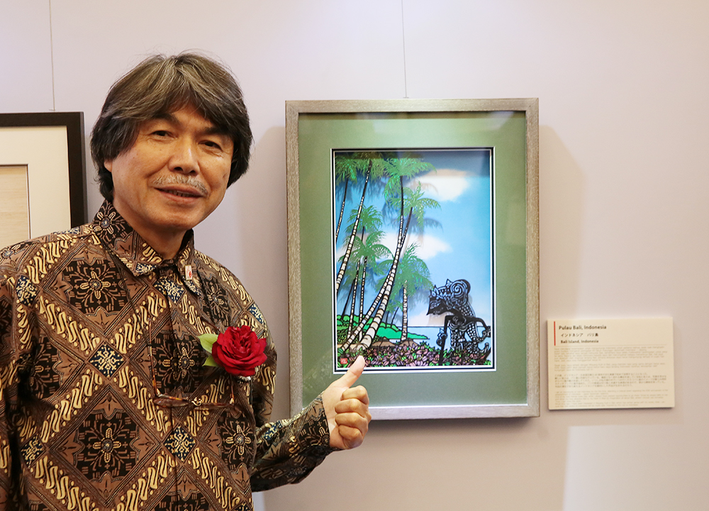 インドネシアに「恋い焦がれ」　切り絵作家・久保修さん