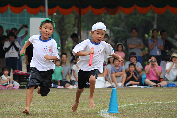 はだしで駆け抜けた　ＪＪＳ幼稚部運動会　195人全力で