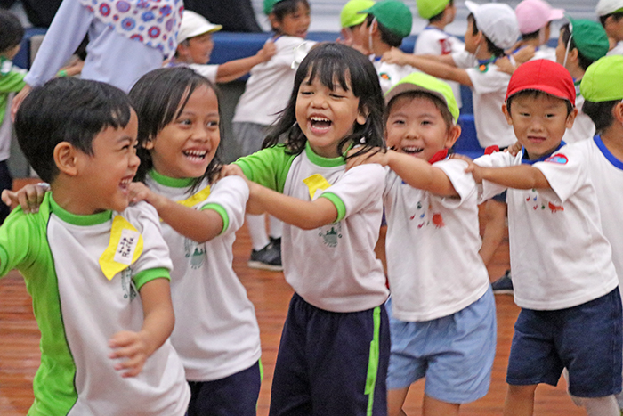 小さな国際交流  ここから　ＪＪＳ幼稚部と現地校　言葉の壁超えて