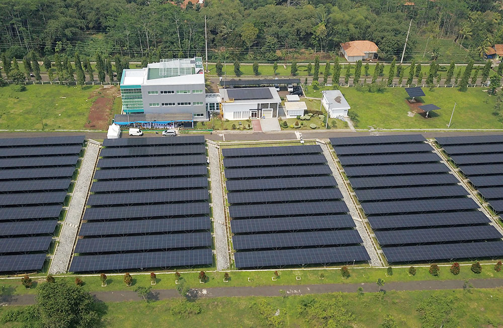 貯水池に太陽光発電　西ジャワ州プルワカルタ