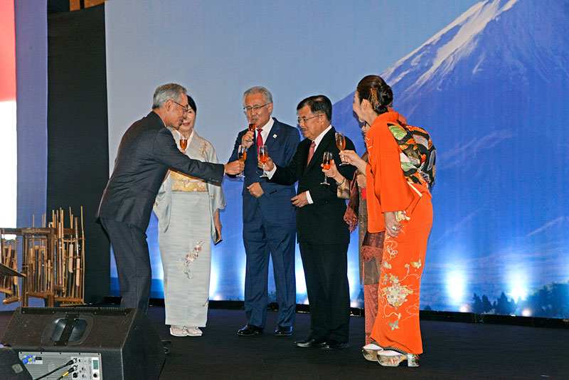 続く強固な関係を　天皇誕生日の祝賀会