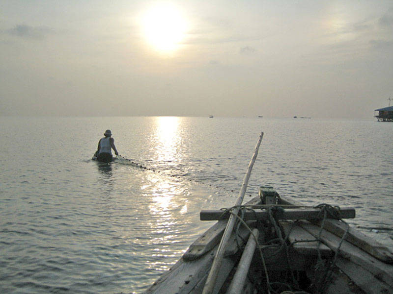 いかだで魚釣り　プラウスリブ　小舟で回る遠浅の海