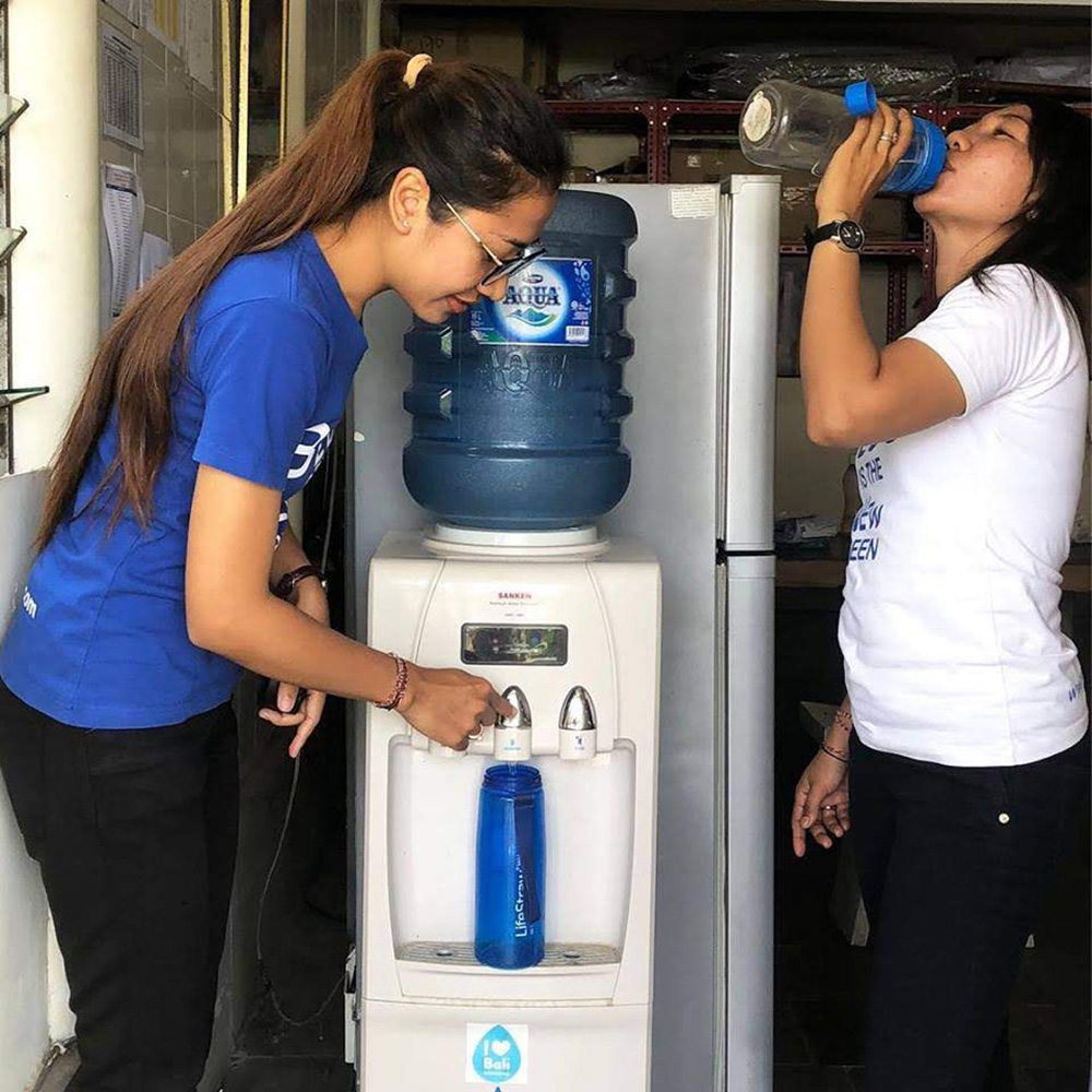 水はマイボトルで　詰め替え呼び掛け　バリ
